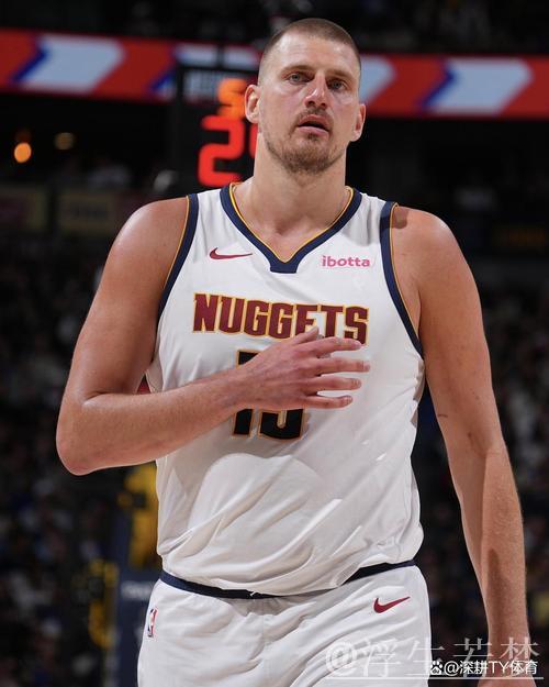 约基奇击地传球助攻 布劳恩双手爆扣 约基奇击地传球助攻 布劳恩双手爆扣